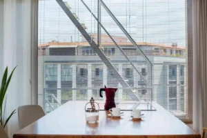 Vista de edificios de Poblenou desde un ventanal de One Studios BCN