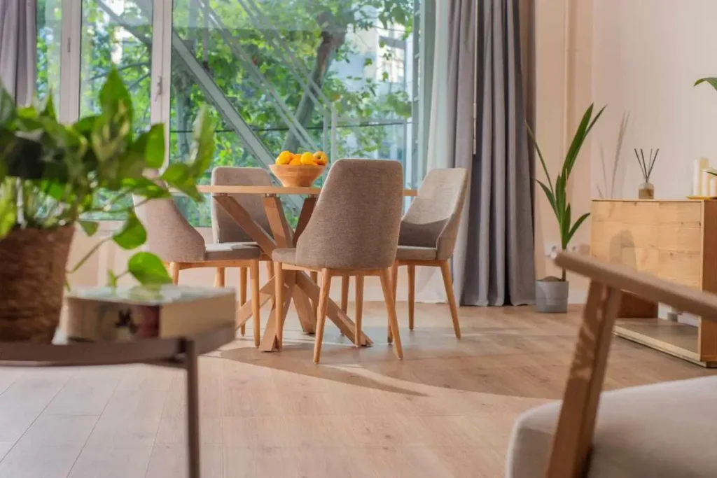 Localización real con ventanal, mesa y mobiliario de madera como alternativa al ciclorama