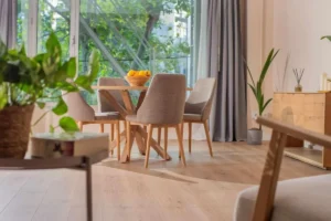 Localización real con ventanal, mesa y mobiliario de madera como alternativa al ciclorama