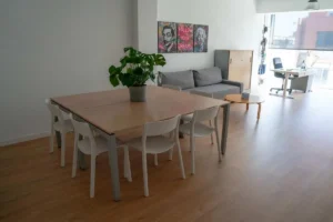 Production Hub con mesa de reuniones y sillas preparado como sala de casting