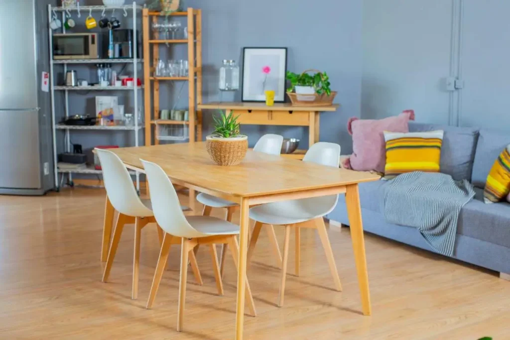 Set de comedor ambientado con mobiliario de madera y textiles de color en One Studios BCN
