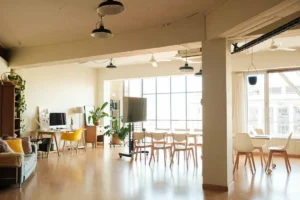 Espacio de trabajo creativo con luz natural en un loft del distrito 22@ de Barcelona