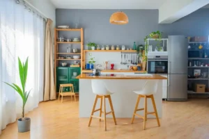 Set de cocina con isla y taburetes preparado para grabar contenido de marca en vídeo corto