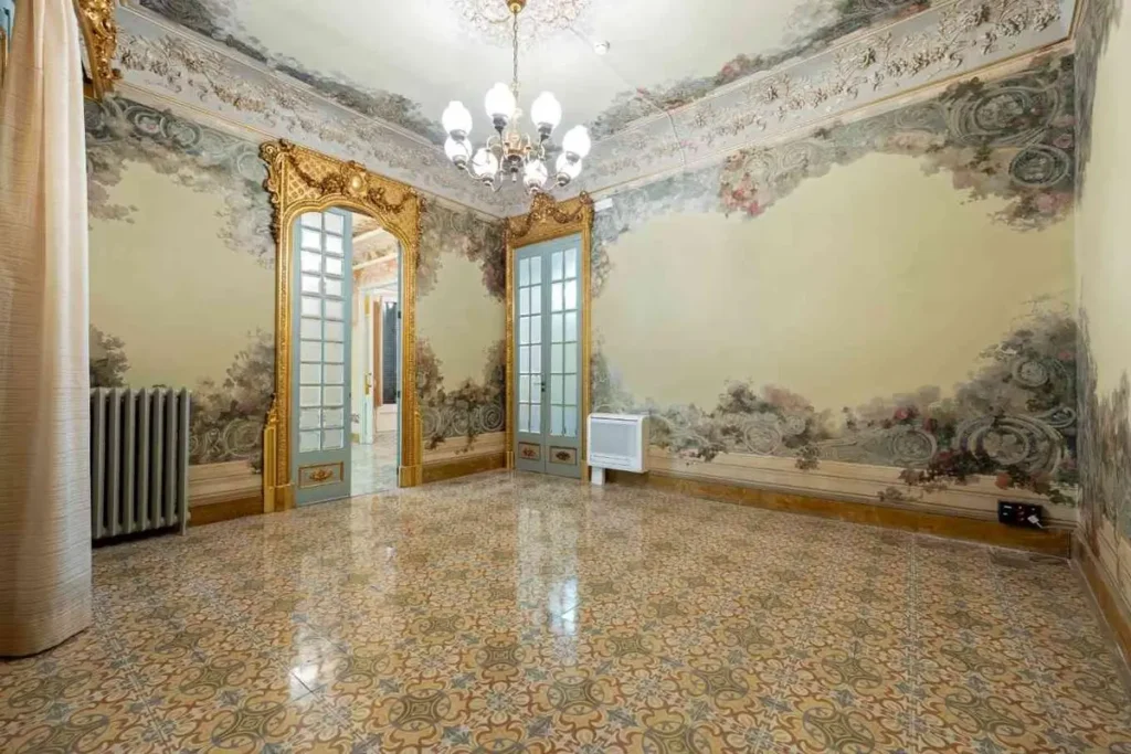 Salón con frescos, molduras doradas y suelo hidráulico de Palau Climent, patrimonio arquitectónico para producciones