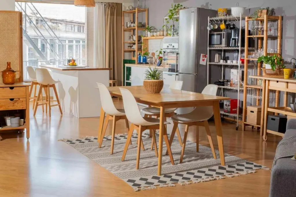 Mesa comunitaria con luz natural preparada para una dinámica de team building creativo