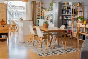 Mesa comunitaria con luz natural preparada para una dinámica de team building creativo